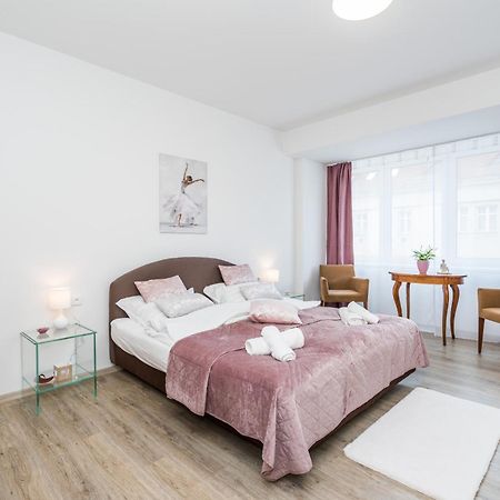 Perla Hradce 302 Apartment ฮราเดตสคราโลเว ภายนอก รูปภาพ