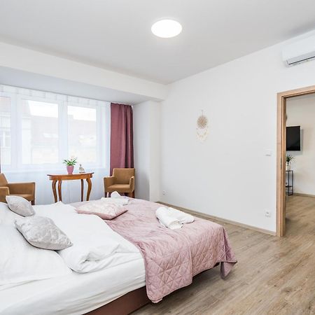 Perla Hradce 302 Apartment ฮราเดตสคราโลเว ภายนอก รูปภาพ