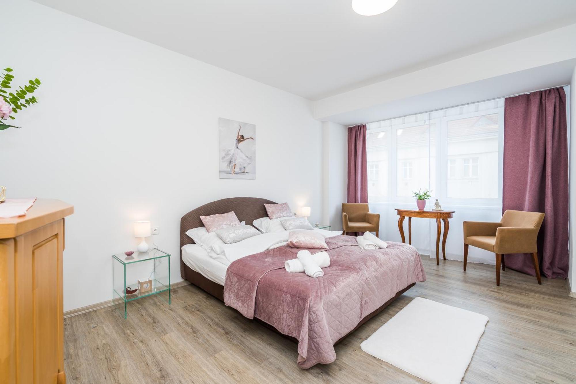 Perla Hradce 302 Apartment ฮราเดตสคราโลเว ภายนอก รูปภาพ