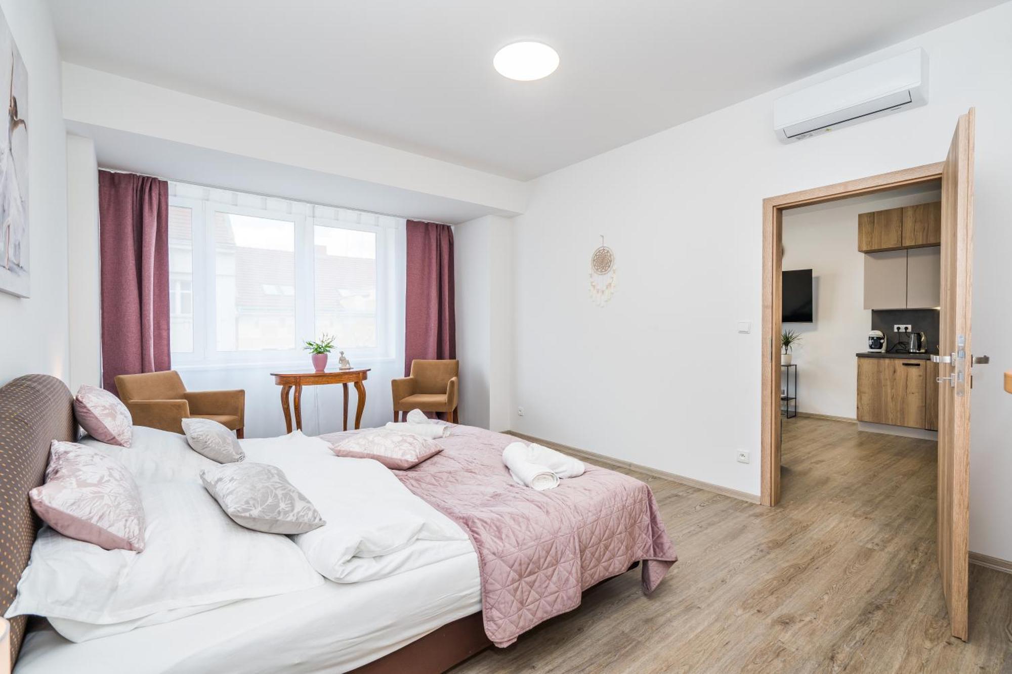 Perla Hradce 302 Apartment ฮราเดตสคราโลเว ภายนอก รูปภาพ