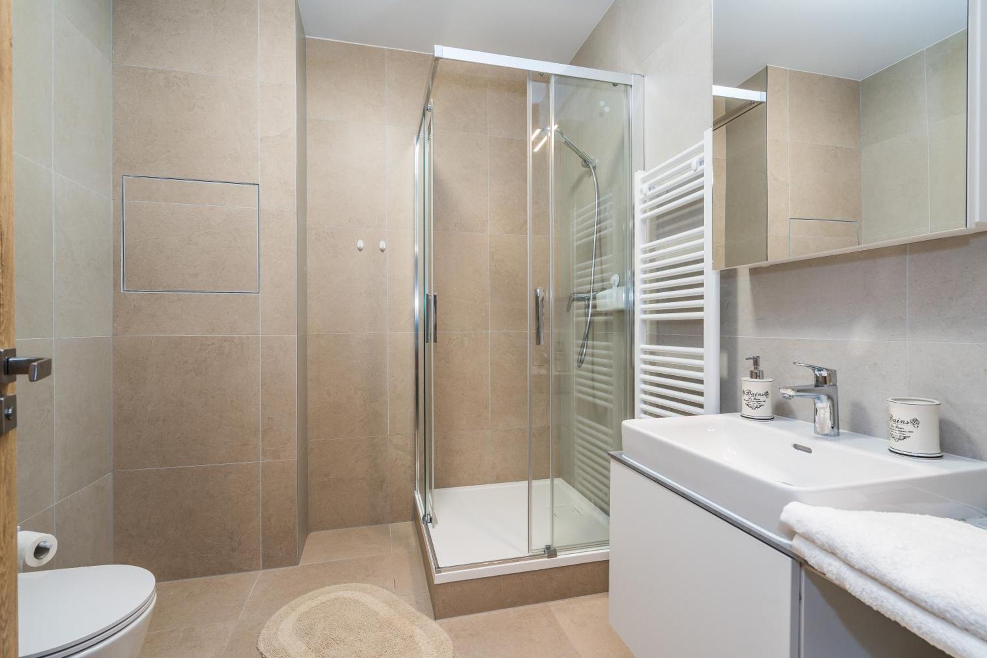 Perla Hradce 302 Apartment ฮราเดตสคราโลเว ภายนอก รูปภาพ