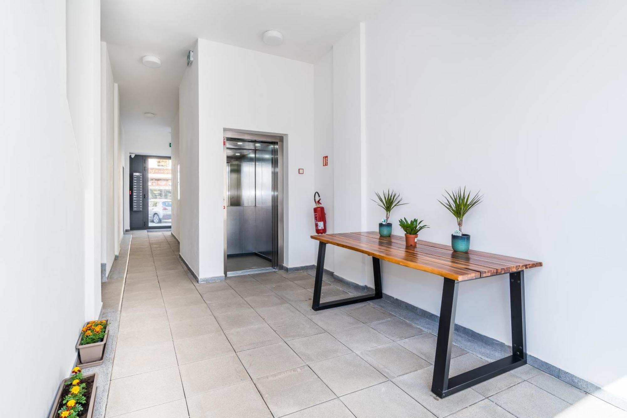 Perla Hradce 302 Apartment ฮราเดตสคราโลเว ภายนอก รูปภาพ
