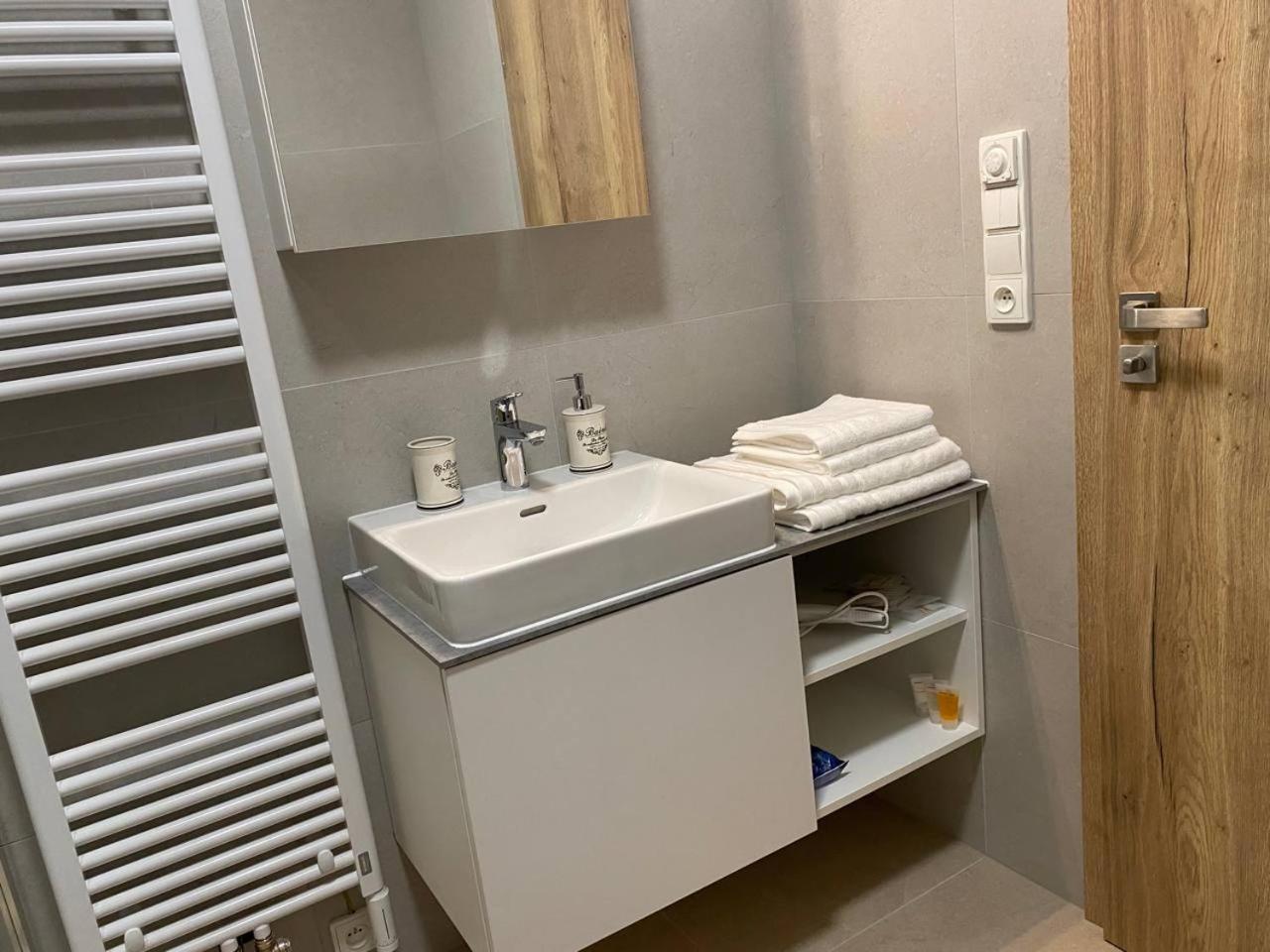 Perla Hradce 302 Apartment ฮราเดตสคราโลเว ภายนอก รูปภาพ