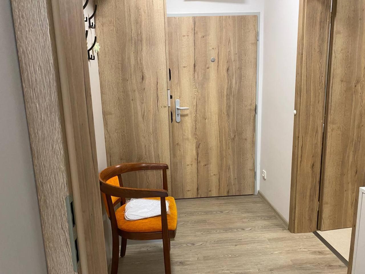Perla Hradce 302 Apartment ฮราเดตสคราโลเว ภายนอก รูปภาพ